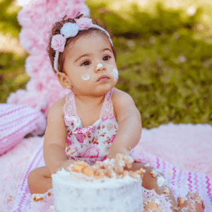 Petite fille avec son gateau d'anniversaire qui en a plein sur le visage