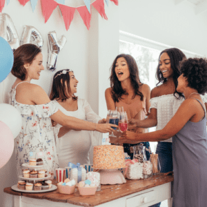 Invités et future maman qui trinquent à une baby shower