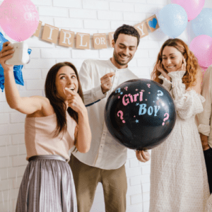 Couple qui s'apprête à dévoiler le sexe du futur bébé et une amie qui prend une photo